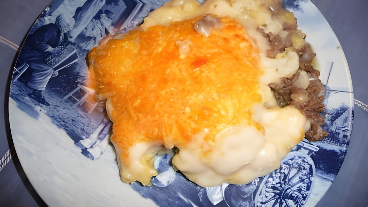 Ovenschotel met bloemkool, gehakt en aardappelpuree