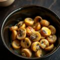 Paddestoelen roerbak van gele curry