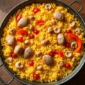 Paella met konijn en inktvis