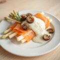 Pakketje van witte asperges in gerookte zalm