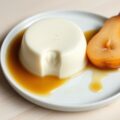 Panna cotta met gestoofde peer en karamelsaus