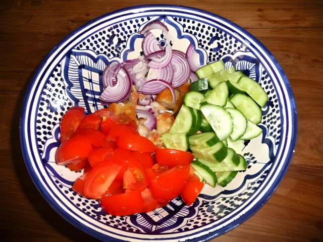 Panzanella met gegrilde asperges en tonijn