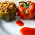 Paprika en tomaat gevuld met Quorn, rijst en tomatencoulis
