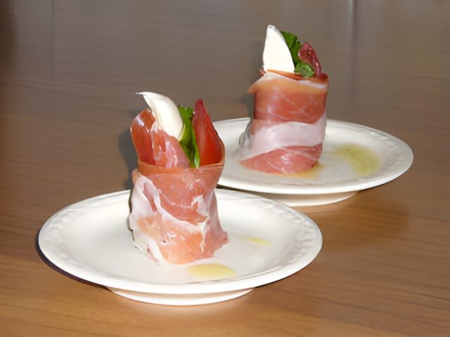 Parmahamrolletjes met rucola tomaat en basilicum