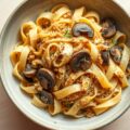 Pasta met champignons en broodkruim