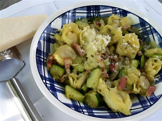 Pasta met spekjes, courgette en groene pesto