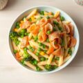 Pastasalade met zalm en sinaasappeldressing