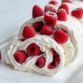 Pavlovaroulade met ijsframbozen