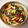 Penne met radicchio en doperwtjes