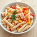 Pennesalade met gerookte zalm