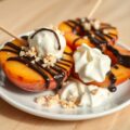 Perziken met chocolade en slagroomijs