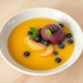 Perzikensoep met bosbessensorbet en verse bosbesse