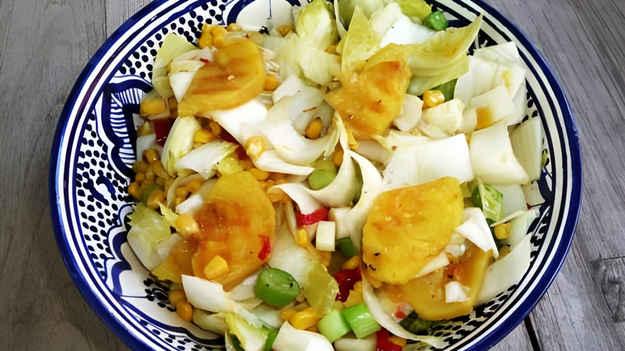 Pikante witlofsalade met gegrilde ananas