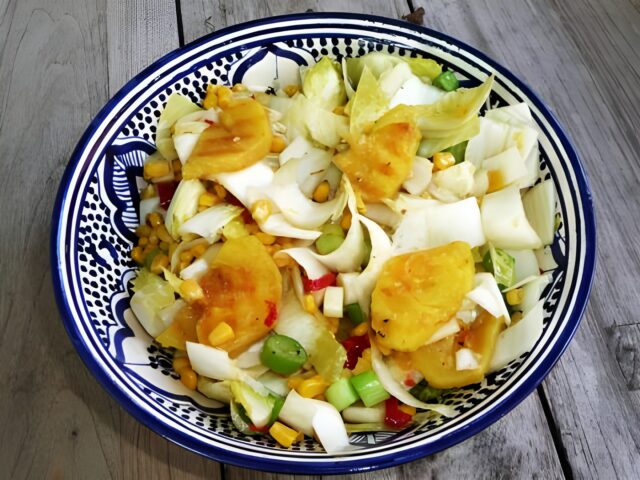Pikante witlofsalade met gegrilde ananas