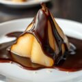 Piramide van Hollandse peer met chocolade, vanille