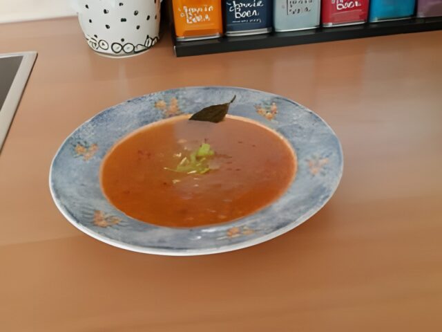 Pittige bruine bonensoep met chorizo