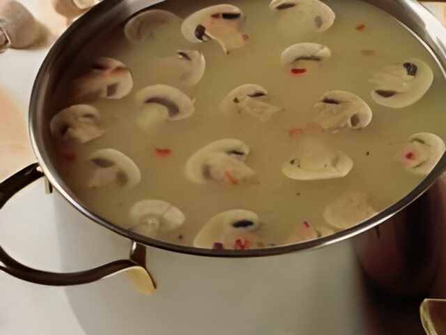 Pittige champignonsoep met kip en sherry (Londonderrysoep)