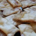 Pittige naanbroodjes met kipfilet en kaas