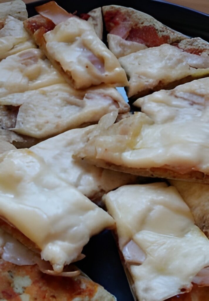 Pittige naanbroodjes met kipfilet en kaas