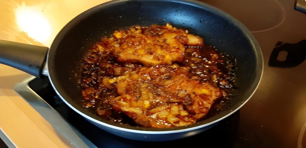 Pittige schouderkarbonade uit de oven met ui knoflook en chilisaus