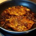 Pittige schouderkarbonade uit de oven met ui knoflook en chilisaus