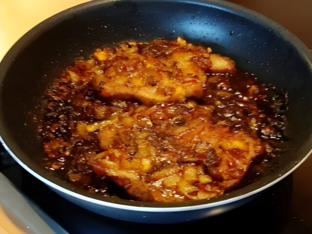 Pittige schouderkarbonade uit de oven met ui knoflook en chilisaus