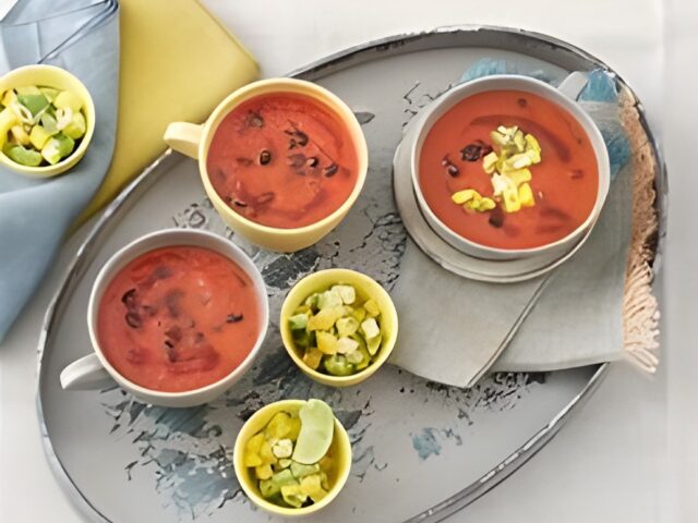 Pittige tomaten-bonensoep met avocado-topping