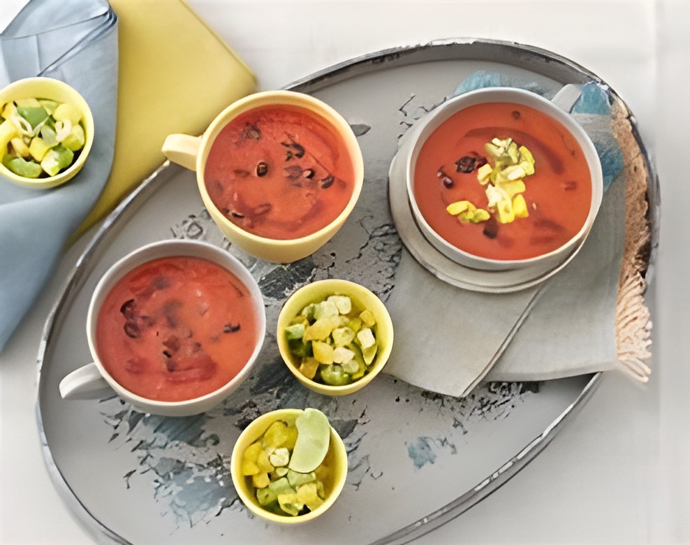 Pittige tomaten-bonensoep met avocado-topping