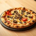 Pizza met champignons en tomaten