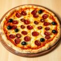 Pizza met chorizo en olijven