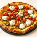 Pizza met courgette en pijnboompitten