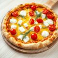 Pizza met kaas en kerstomaatjes