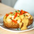 Polderaardappel gevuld met garnaaltjes en Hollandse saus