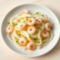 Preislaatje met mosterdvinaigrette en garnalen