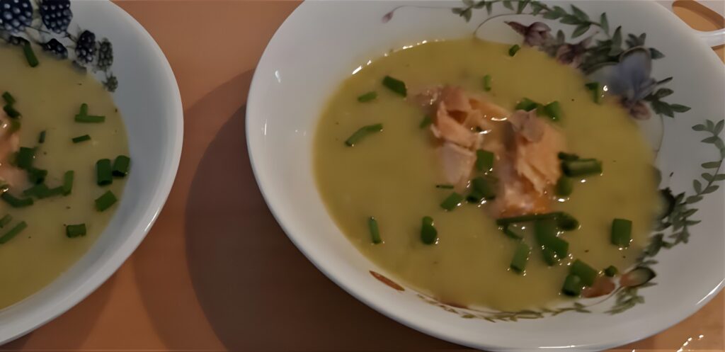 Preisoep met warmgerookte zalm