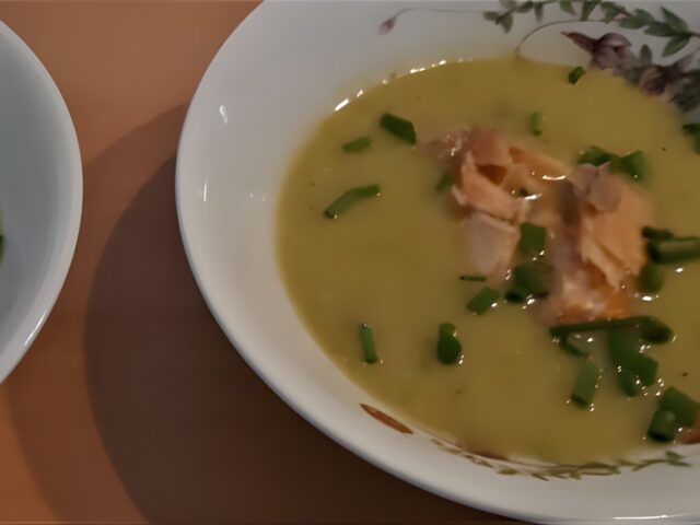 Preisoep met warmgerookte zalm