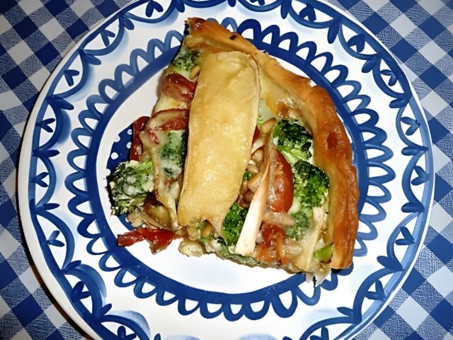 Quiche met broccoli, zongedroogde tomaatjes en brie