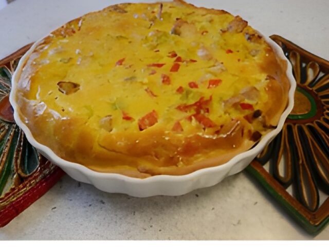 Quichekeurig ” een kip-kerrie quiche met puntpaprika en prei.