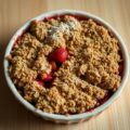 Rabarber en aardbeien crumble