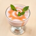 Rabarbermousse met honing en munt