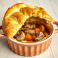 Ragout van konijn onder een bladerdeegkorstje