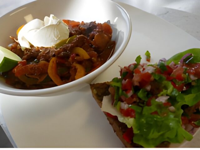 Ramon Brugmans Chili Con Carne Stoofvlees met uiensalsa en …….
