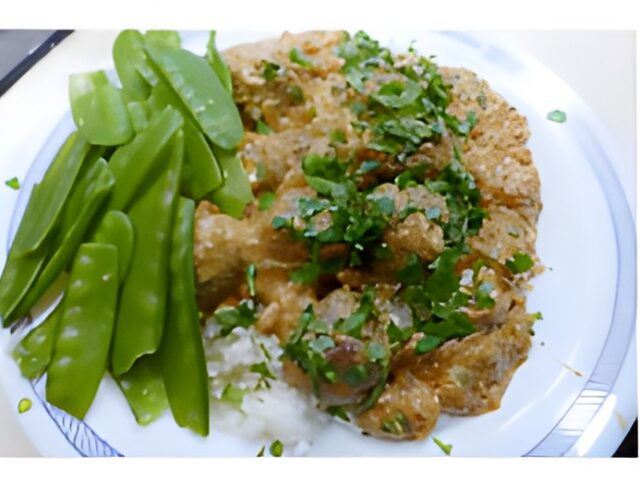 Rendang gehaktballetjes met peultjes en rijst…..