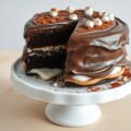 Rijk gevulde chocolade en marshmallow cake