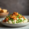 Rijst met kippenragout en doperwten