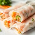 Rijstpapierrolletjes met gerookte zalm.