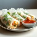 rijstrolletjes met chilidip