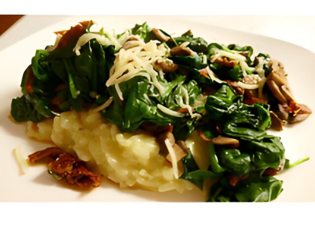 Risotto Rapido met spinazie, champignons en zongedroogde tomaat.