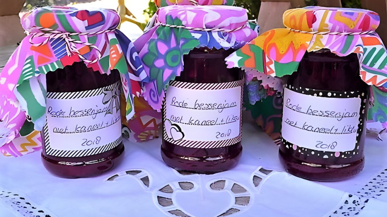 Rode bessenjam met kaneel en likeur (of sap)