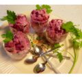 Rode bietensalade met appel en rolmops